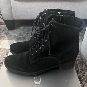 La Canadienne Savanna Black Suede Ankle boots